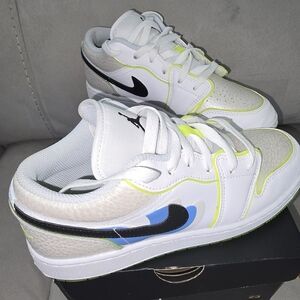 Jordan 1  low SE (GS)